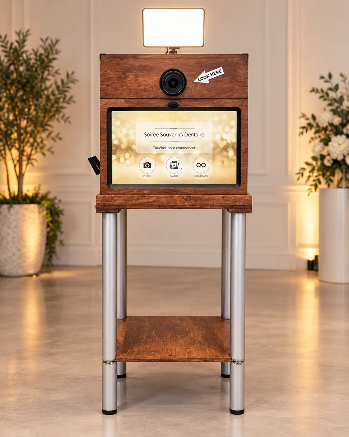 Die Fotobox im Detail — Ein klarer Blick auf Holzgehäuse, Kamera und Touchscreen.